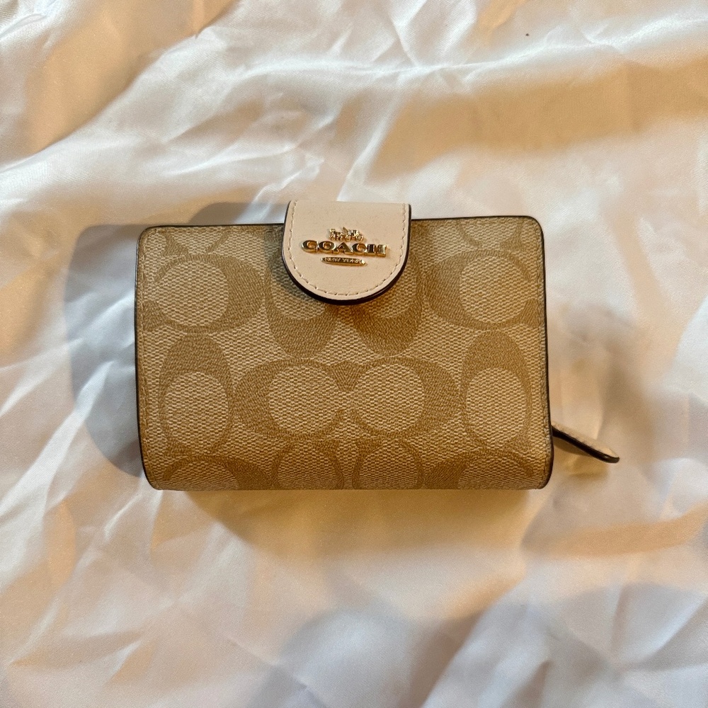 Coach Small Signature Wallet in Tan and Chalk